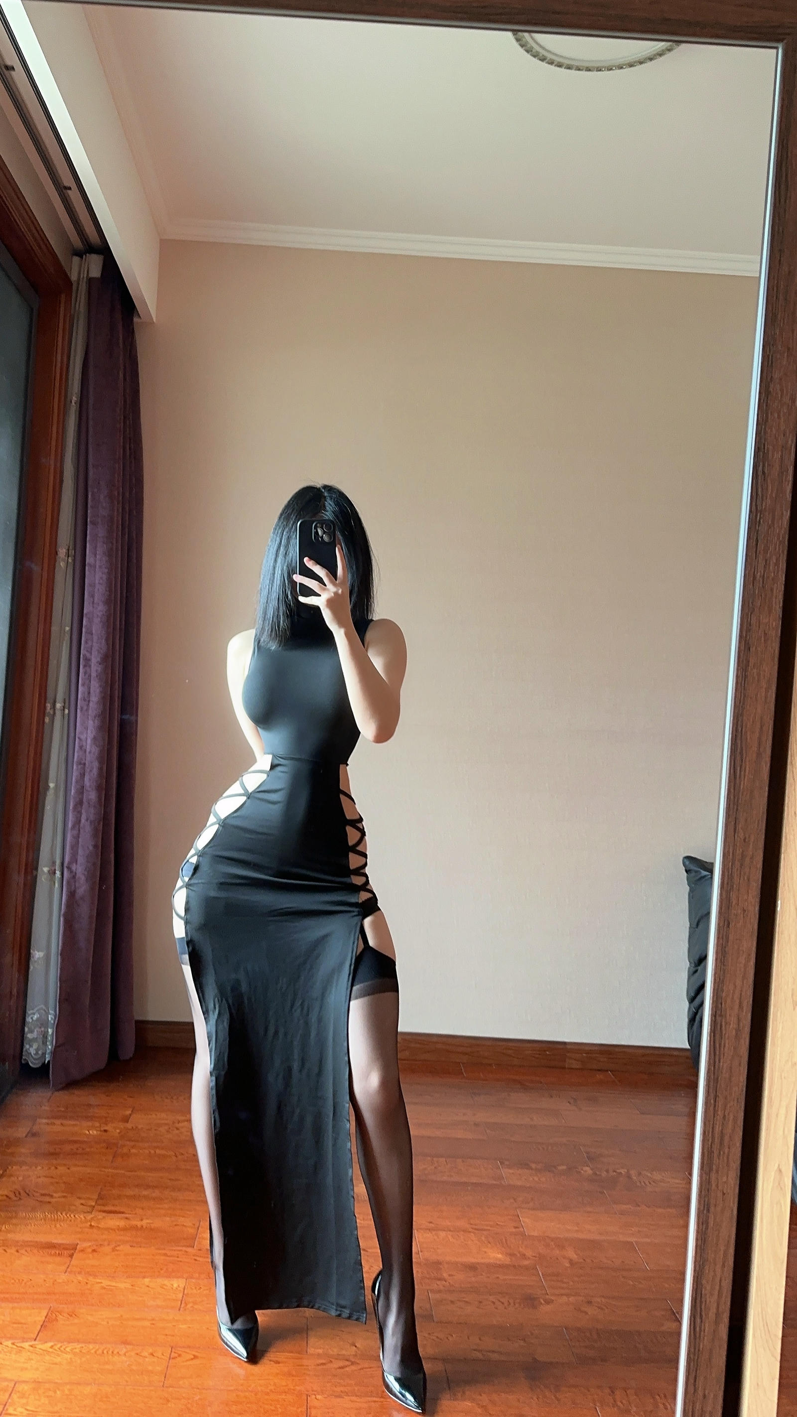 俏妞qiaoniuTT – NO.128 国风黑丝开叉旗袍
