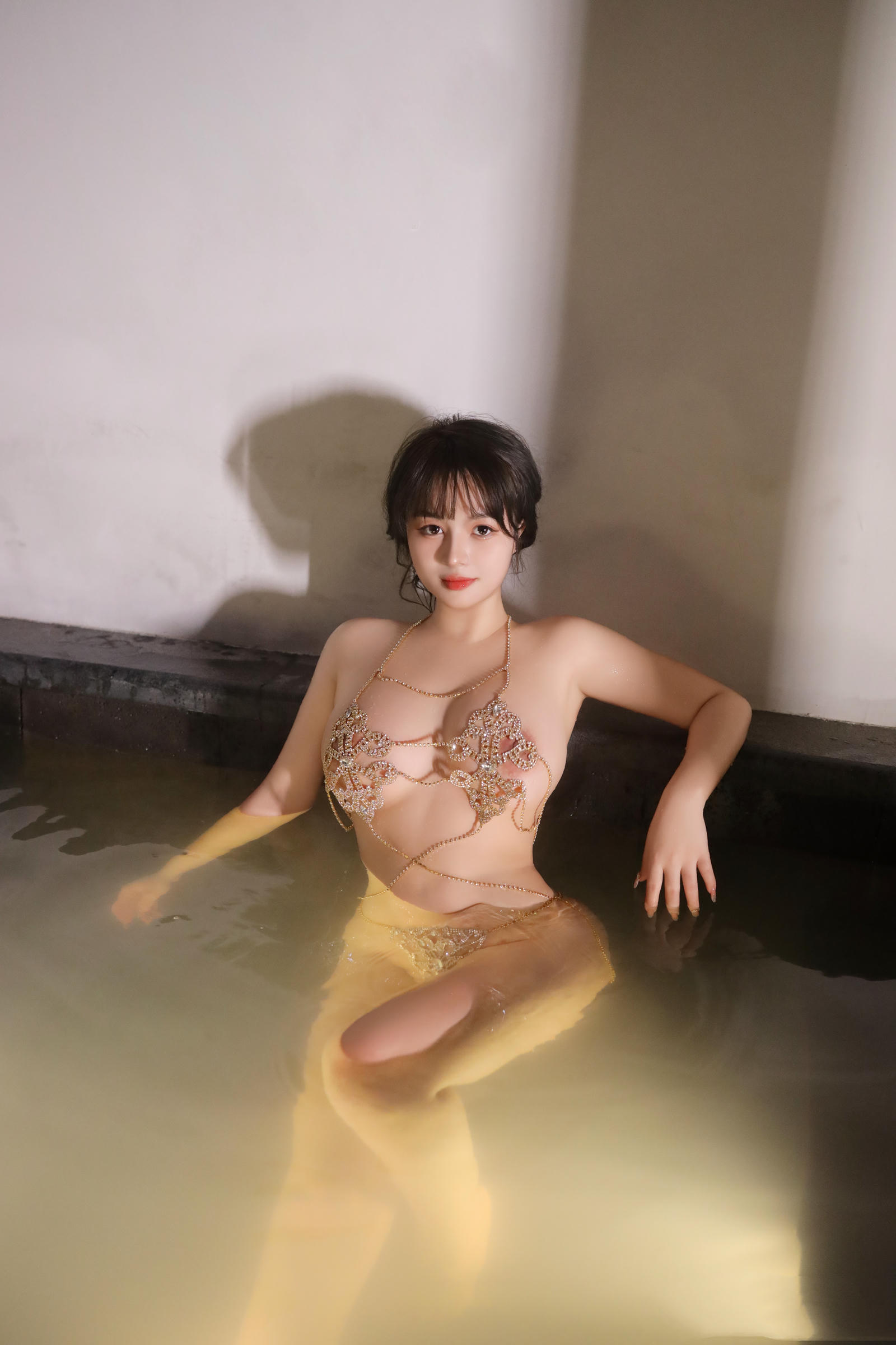 秀人 沈思怡  – 内部原版 温泉 [84P-848MB]
