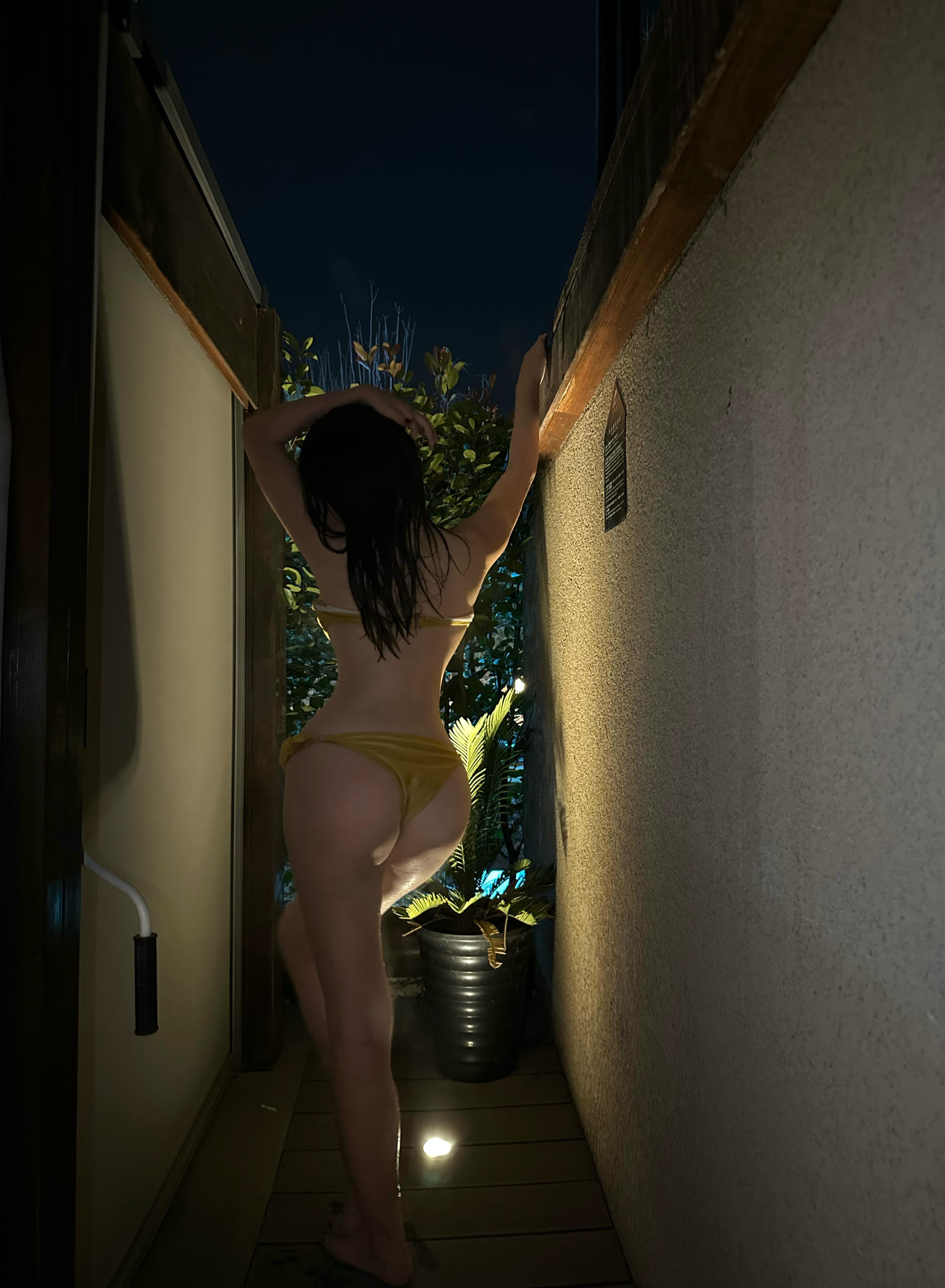 奶宝妹纸 – 微密圈系列  深夜游泳池